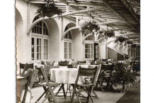 Unter dem Vordach vom Teichhaus